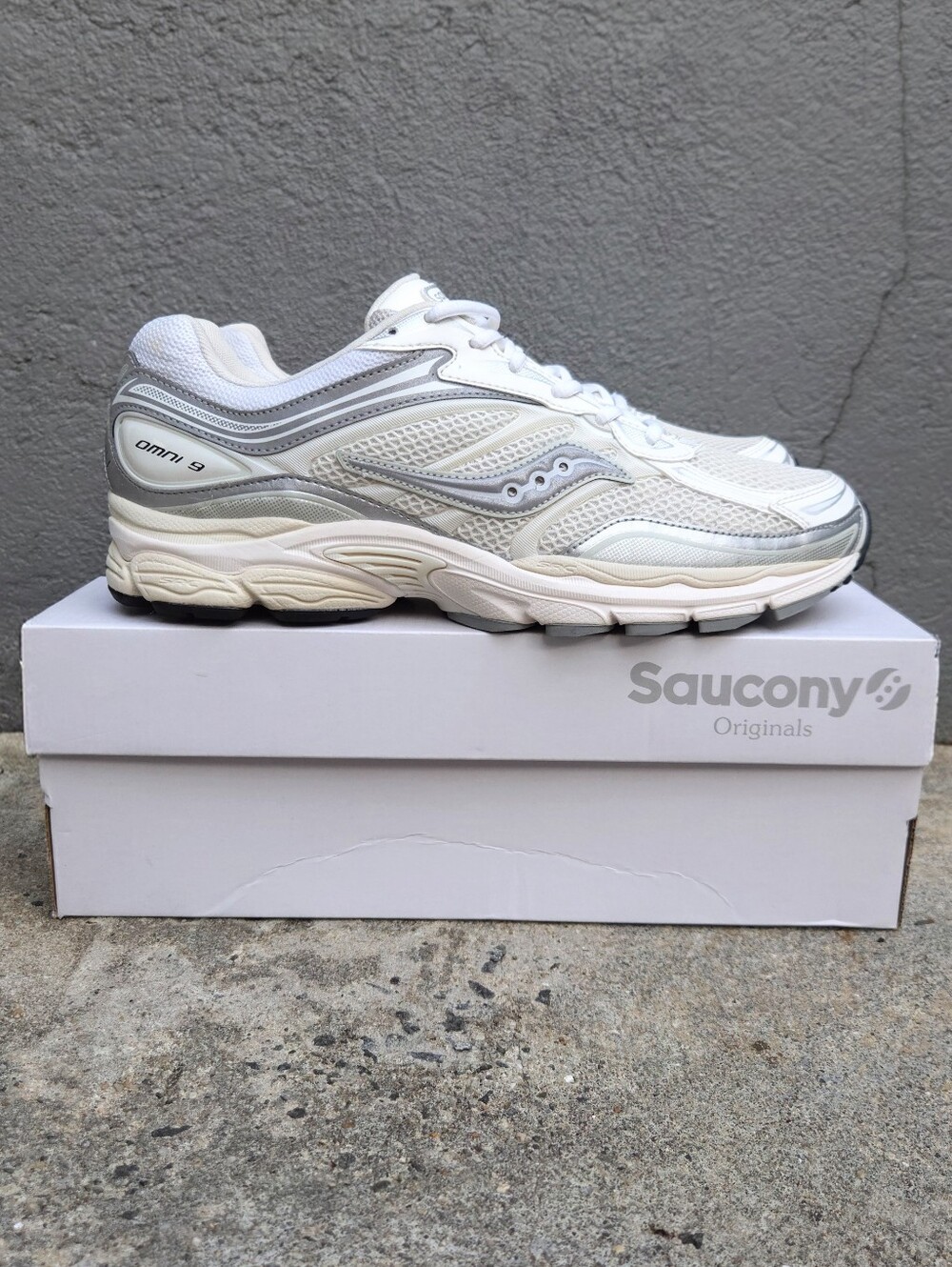 Saucony ProGrid Omni 9 TMY White/Silver Sneakers Men's Size 11 Like New